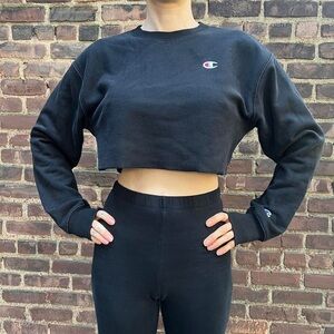 Champion Reverse Weave Cropped Sweatshirt Pullover in Black Small